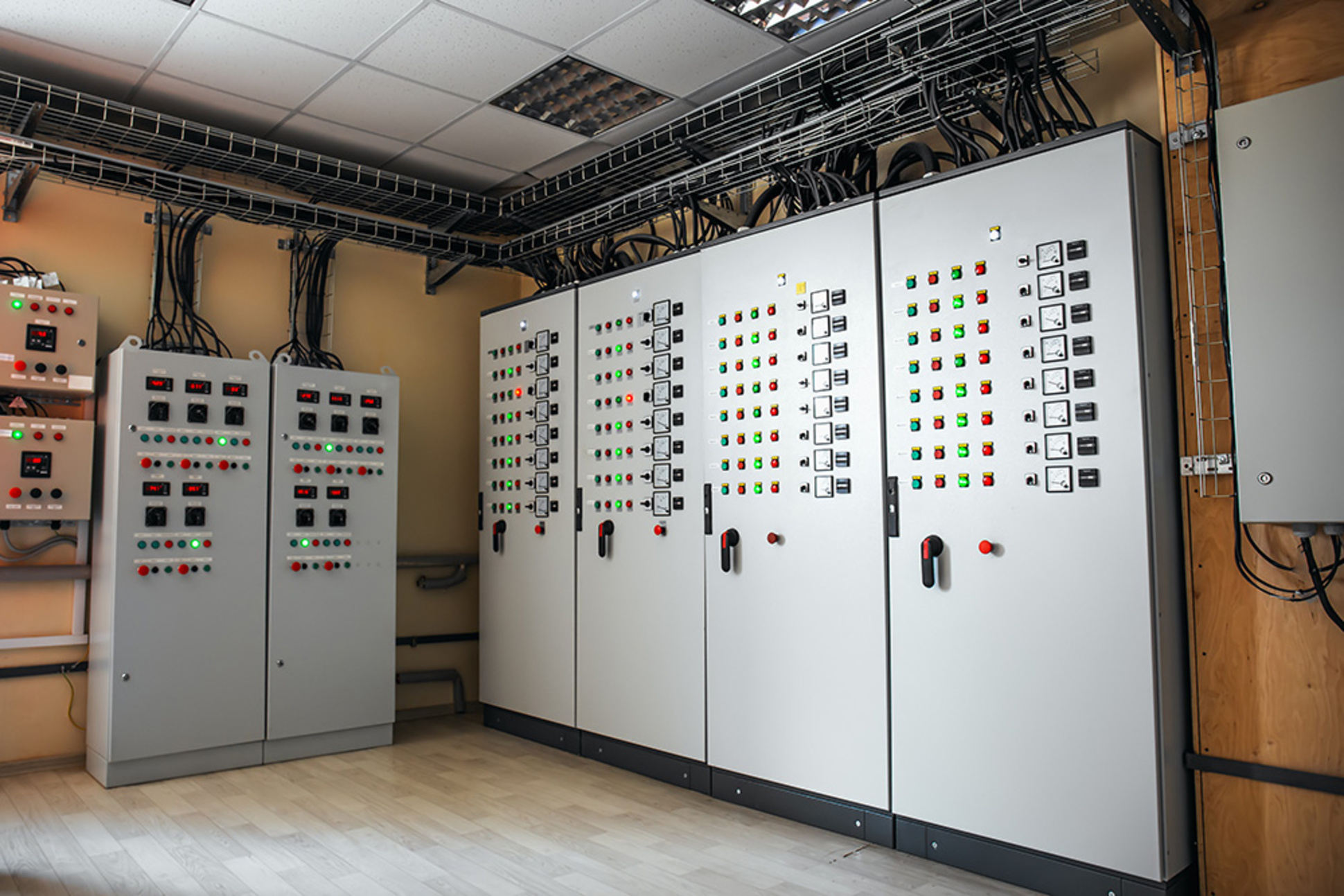 Schalt­anlagen­bau bei EKS Elektro-, Kommunikations-und Sicherheitstechnik Rieth GmbH in Oberhosenbach